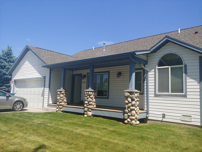 Building Photo - $2,800 | 3 Bed 2 Bath Home in Pleasantview!