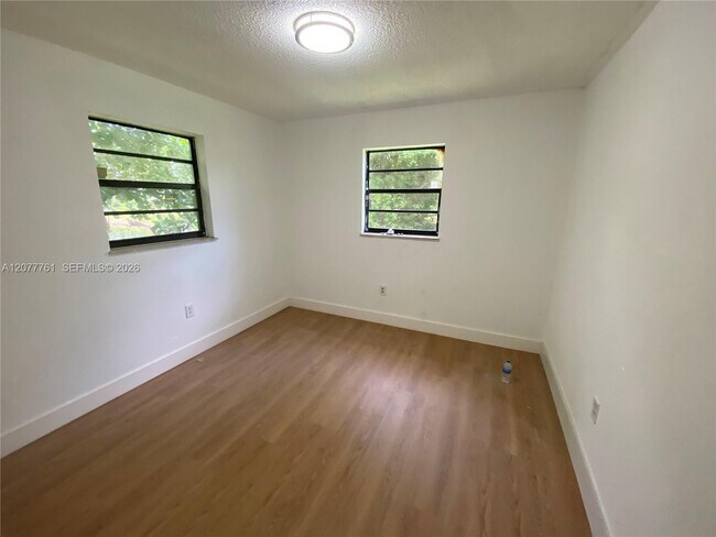 Foto del edificio - 1415 NE 118th Terrace