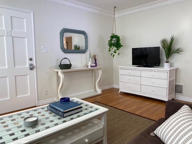 Living Room - 1286 Devon Ave