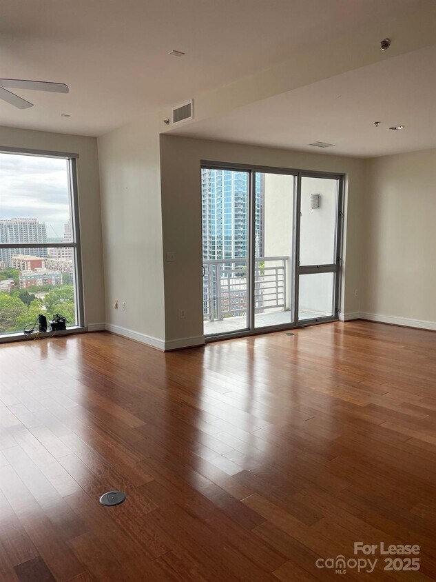 Foto principal - 333 W Trade St