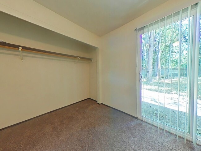Building Photo - Duplex ~ Close to 9th Street ~ Pet Friendly