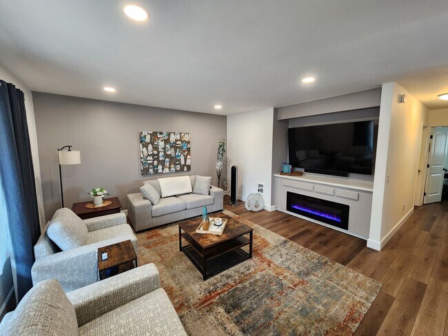 Building Photo - Completely Remodeled 3rd Floor Top Unit with Bay Views