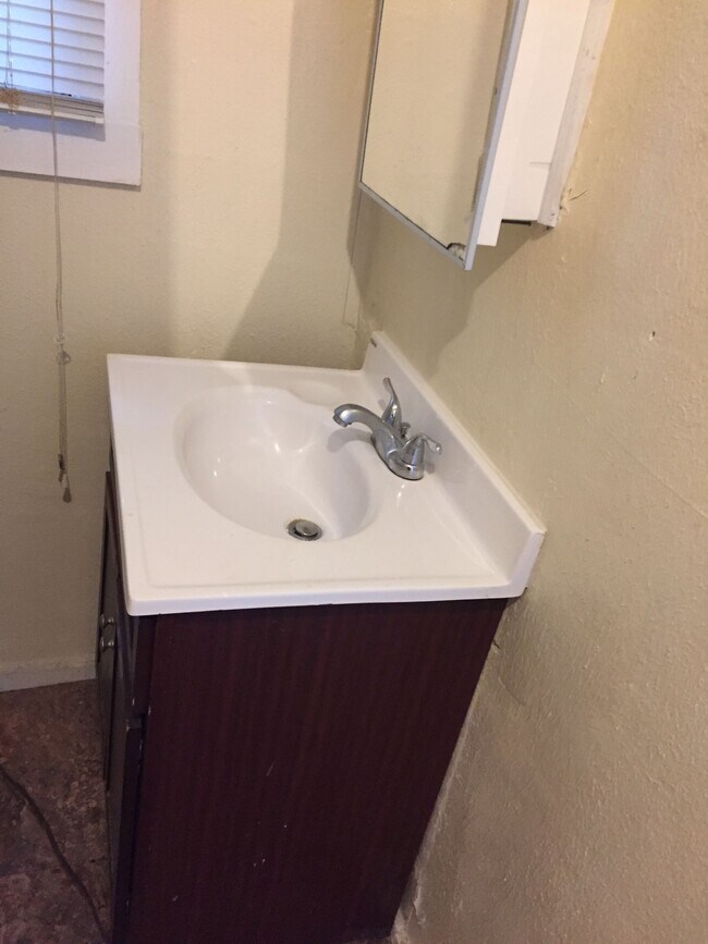 Baño - 2363 N Robertson St