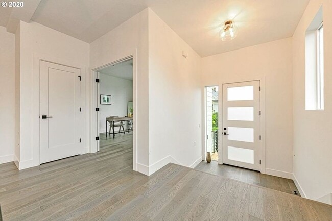 Building Photo - 4563-4563 N Borthwick Ave