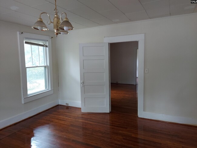 Building Photo - 813 Duke Ave