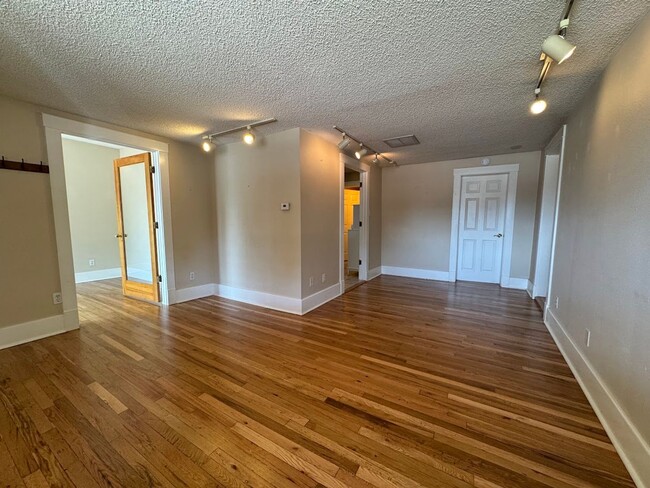 Foto del edificio - Well Kept Historic Home Walking Distance F...