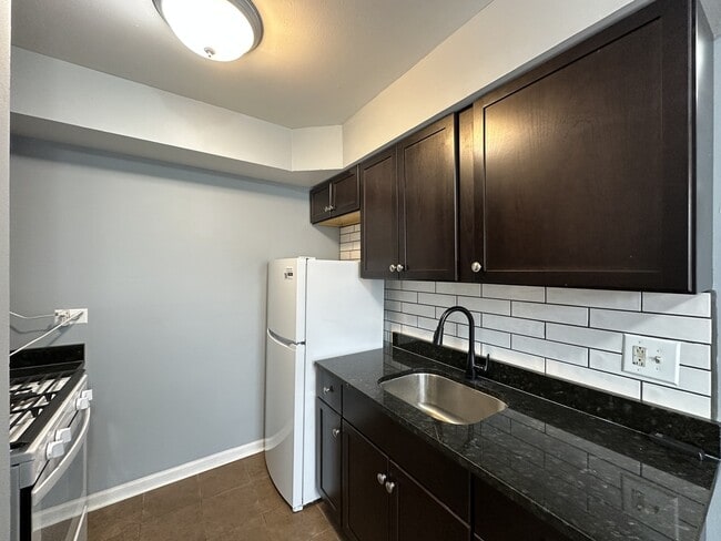 Building Photo - 9620 Ivanhoe Ave