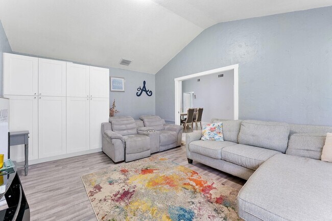 Foto del edificio - 5380 Lakewood Cir S