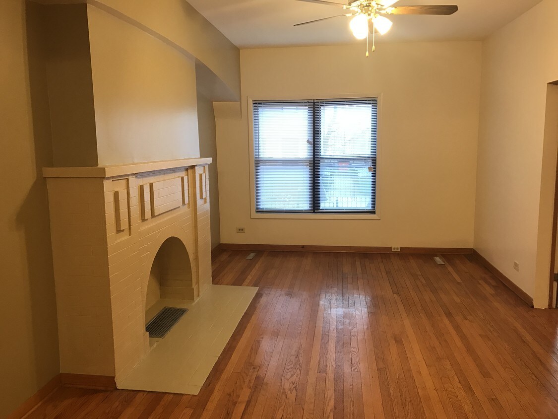 Living Room - 942 W Windsor Ave