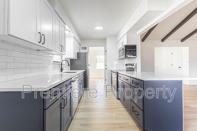 Foto del edificio - 705 NW Buckingham Pl