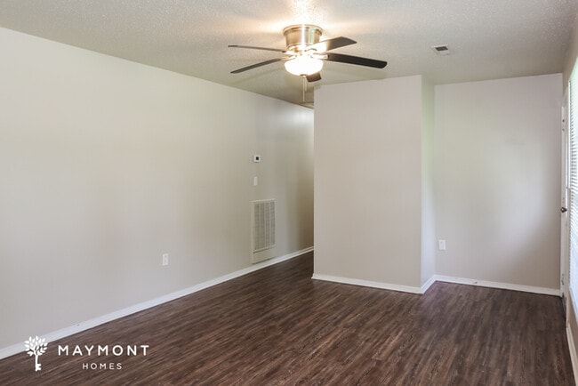 Building Photo - 2115 Fernbrook Dr NE