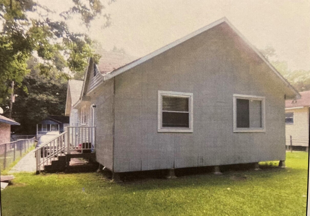 Building Photo - 4235 Joseph St