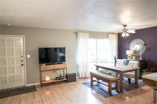 Foto del edificio - 500 E Riverside Dr