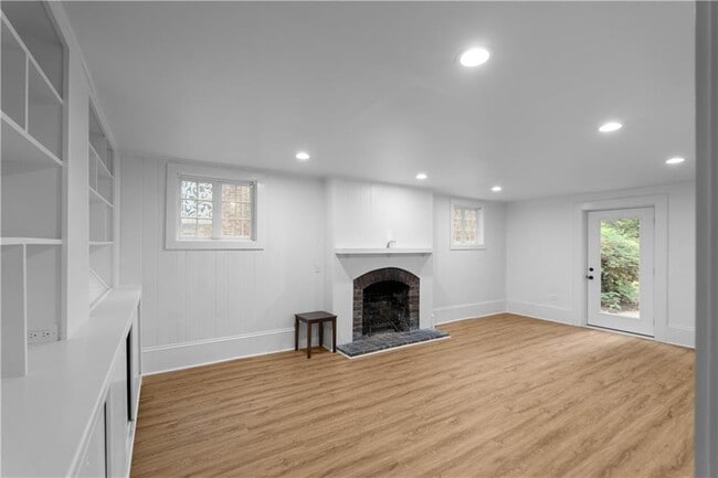 Building Photo - 833 Martina Dr NE