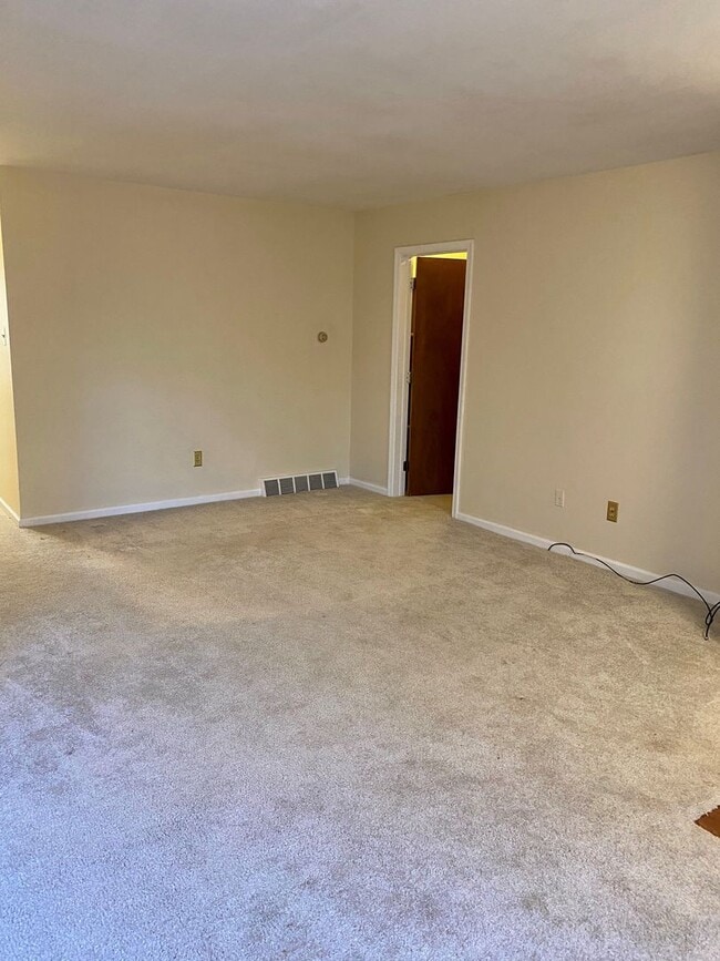 Building Photo - Amazing 2-Bedroom/2-Bathroom Condo with Parking Space in West Chester! Available mid-February!