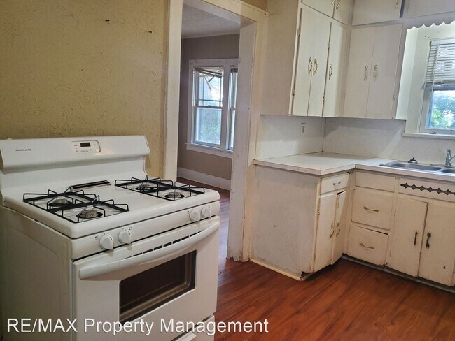 Building Photo - 2 br, 1 bath House - 906 East Elm Avenue