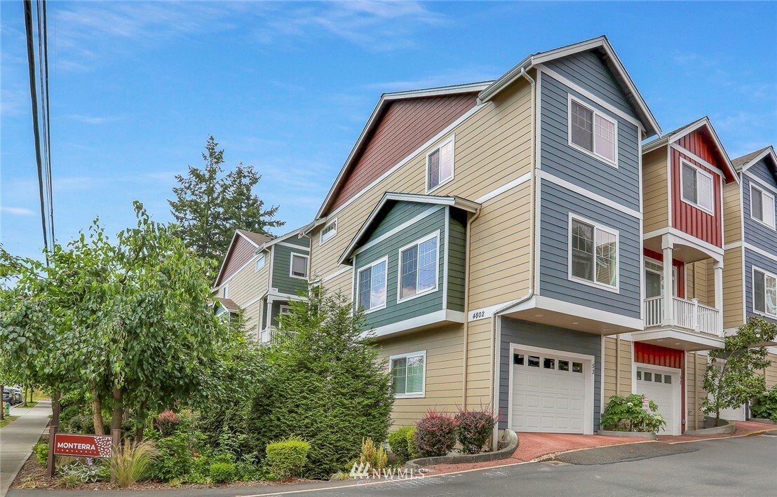 End unit townhome - 4802 214th Ln SW