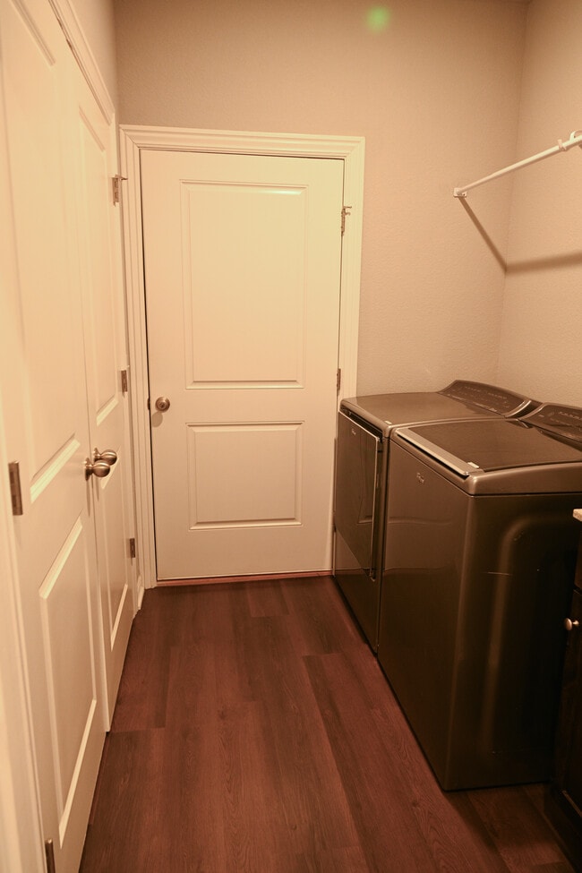 Foto del edificio - 211 Grove Ln