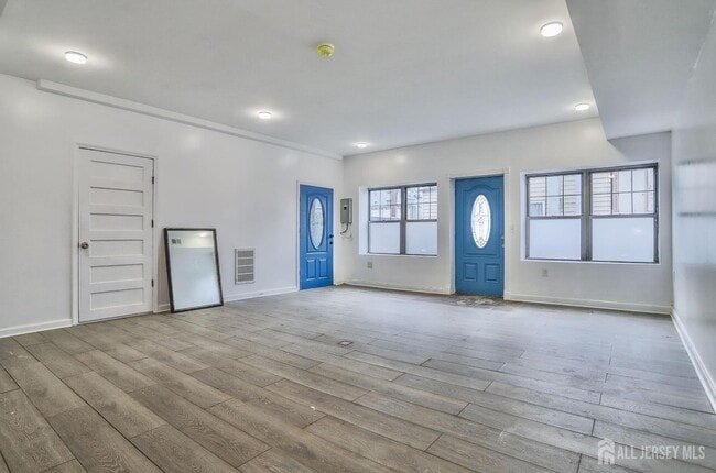 Foto del edificio - 9017 Riverside Pl