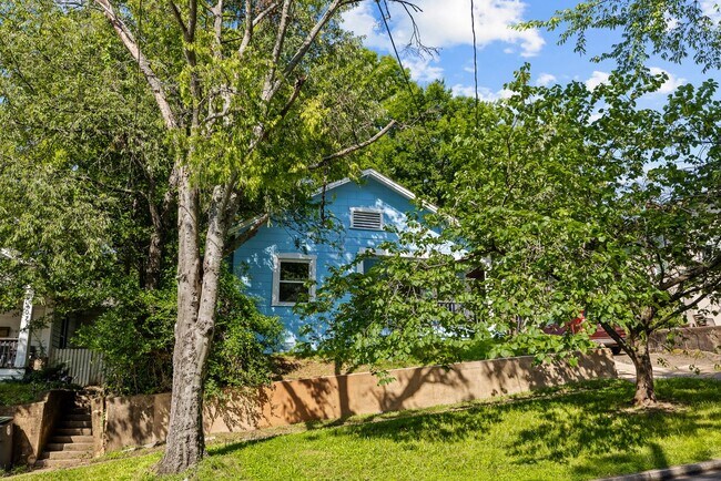 Building Photo - Beautiful 3 Bedroom 2 Bath