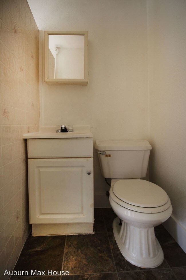 Foto del edificio - Studio, 1 bath Apartment - 115 E Main St