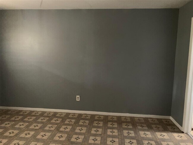 Building Photo - 8232 Glenview Dr