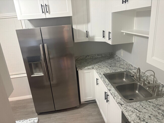 Foto del edificio - 8757 W Helen Dr