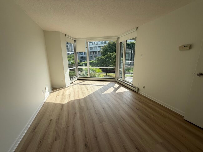 Building Photo - Townhome #120-1288 Marinaside Crescent