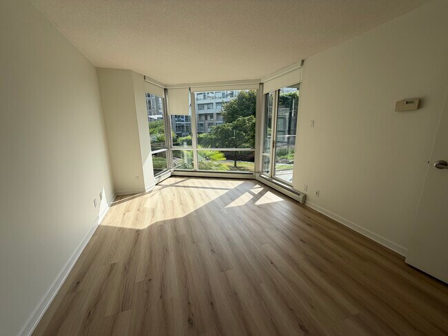 Photo du bâtiment - Townhome #120-1288 Marinaside Crescent