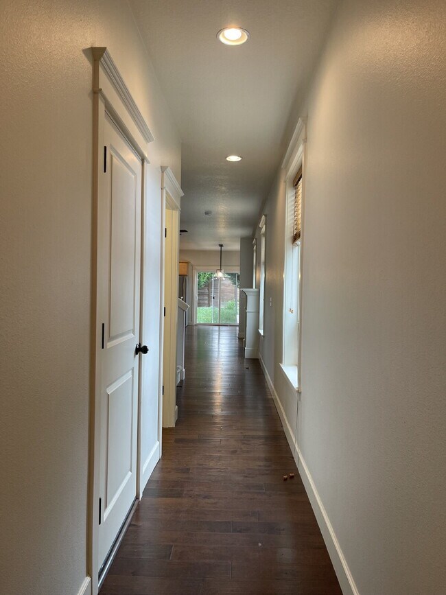 Foto del edificio - 3 Bedroom / 2.5 Bathroom Home with Attached Garage & Fenced Backyard