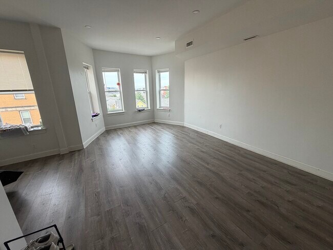 Foto del edificio - 301-305-305 Dudley St
