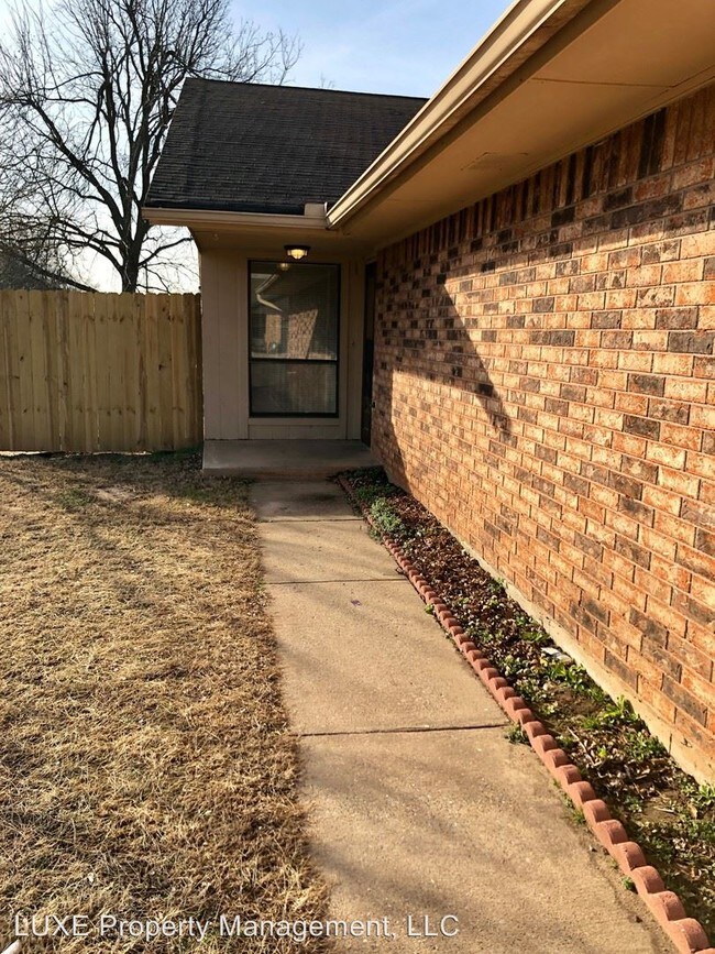 Building Photo - 2 br, 2 bath House - 8300 NW 8th