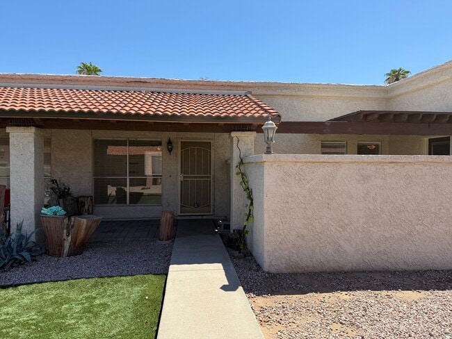 Building Photo - 735 N Arrowhead Dr