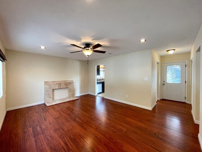 Building Photo - Beautiful 3B/2BA located in Paradise Hills...