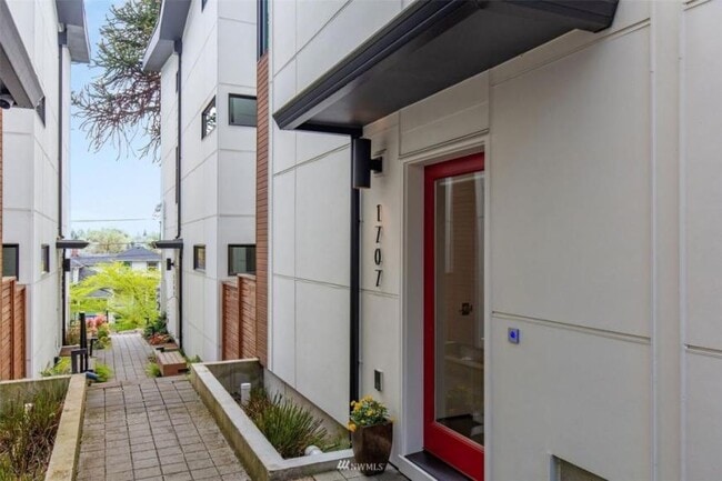 Building Photo - 3 bedroom in Seattle WA 98122