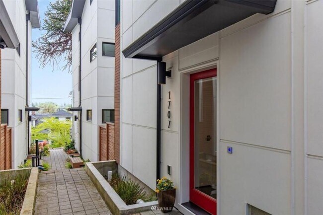 Foto del edificio - 3 bedroom in Seattle WA 98122