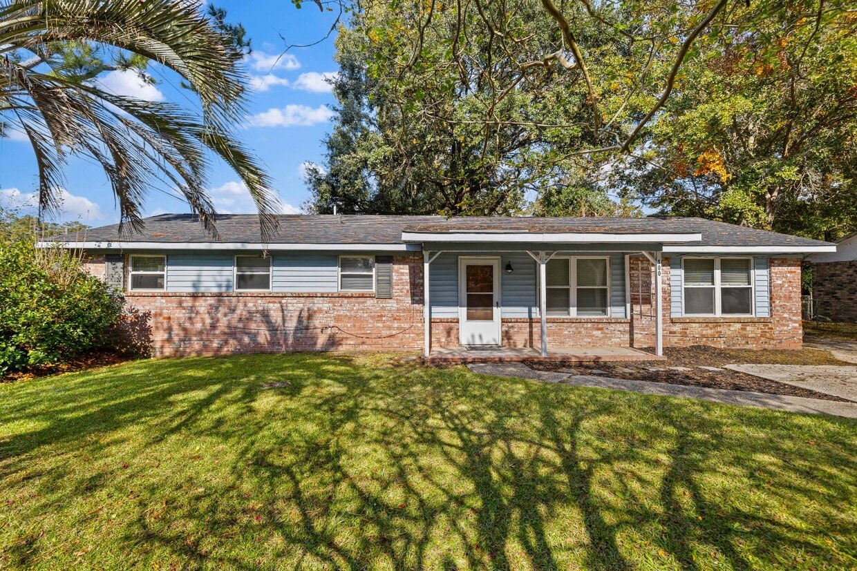 Primary Photo - 100 English Rd