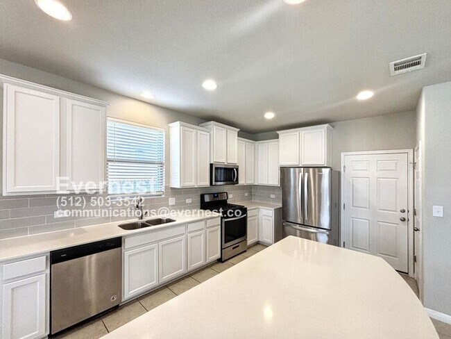Foto del edificio - 4-Bedroom Home with Modern Comforts Near S...