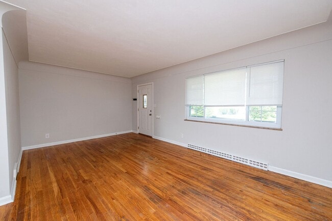 Foto del edificio - WESTWOOD-4 BEDROOM 2 BATH WITH OPEN FLOOR ...