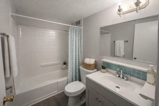 Building Photo - Hillcrest Apartments