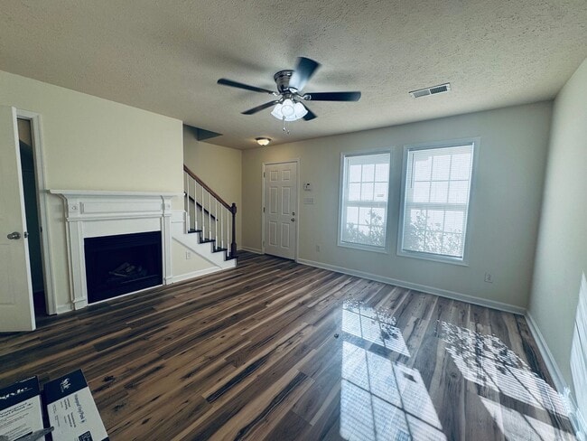 Foto del edificio - Beautiful Town House, Conveniently located.