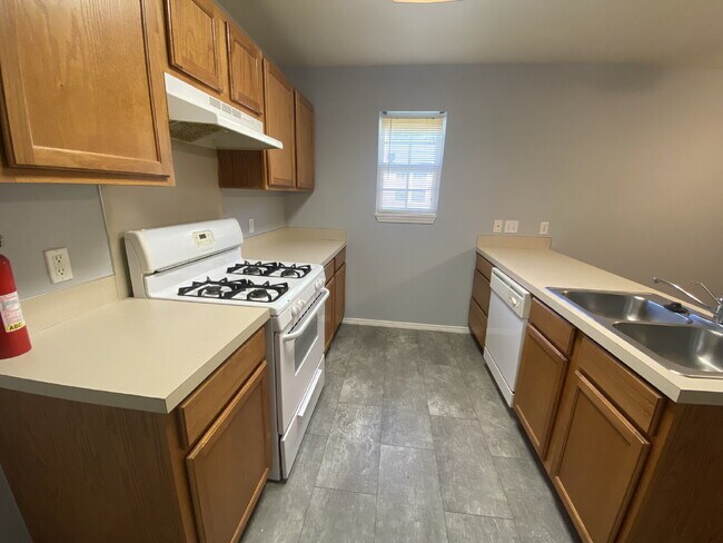 Building Photo - "Cozy 3-Bed Oasis with 2 Baths in Vibrant ...