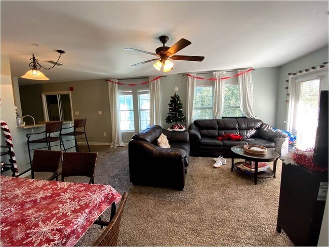 Hermosa y espaciosa sala de estar. - 835 SW 9th St