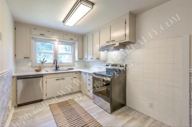 Building Photo - Stunningly Remodeled 3 Bed 1 Bath Home in KCMO-Available in JUNE!!