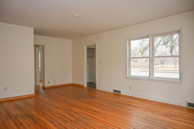 Foto del edificio - Large 6 Bedroom Home for Rent! Great Location on University! *RENT SPECIAL*