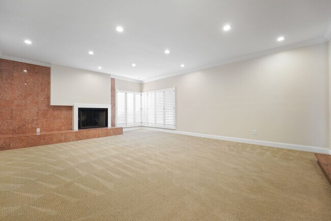 Foto del edificio - This stunning 5 Bed / 3 Bath Home South of Ventura Boulevard with pool and panoramic views is now...