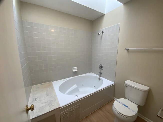 Foto del edificio - 131 Brookwood Ln E