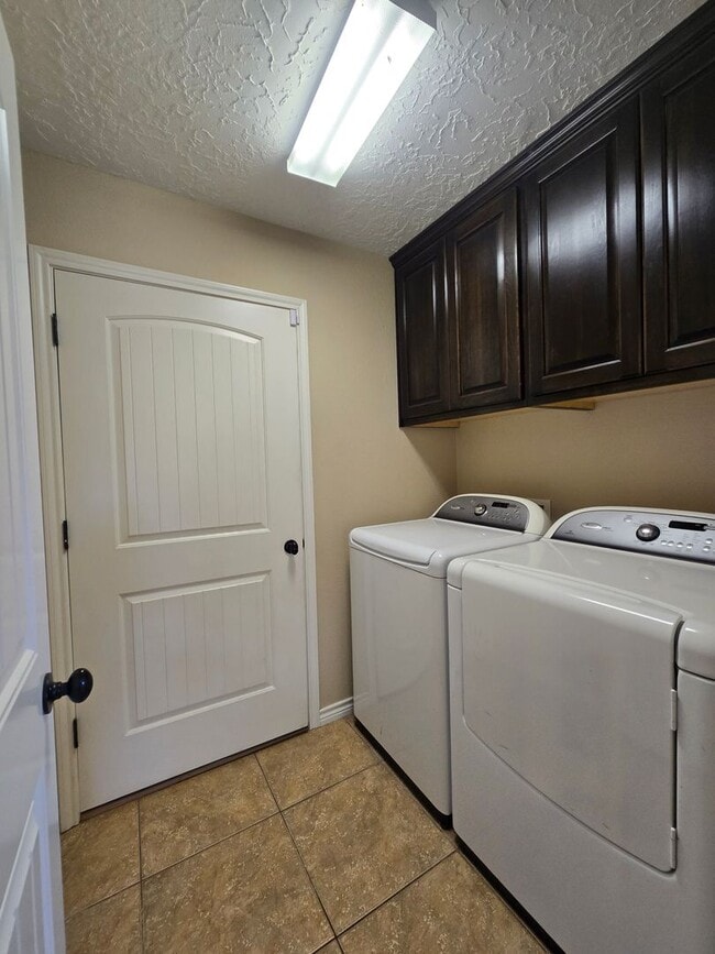 Building Photo - 2323 Flagstone Dr