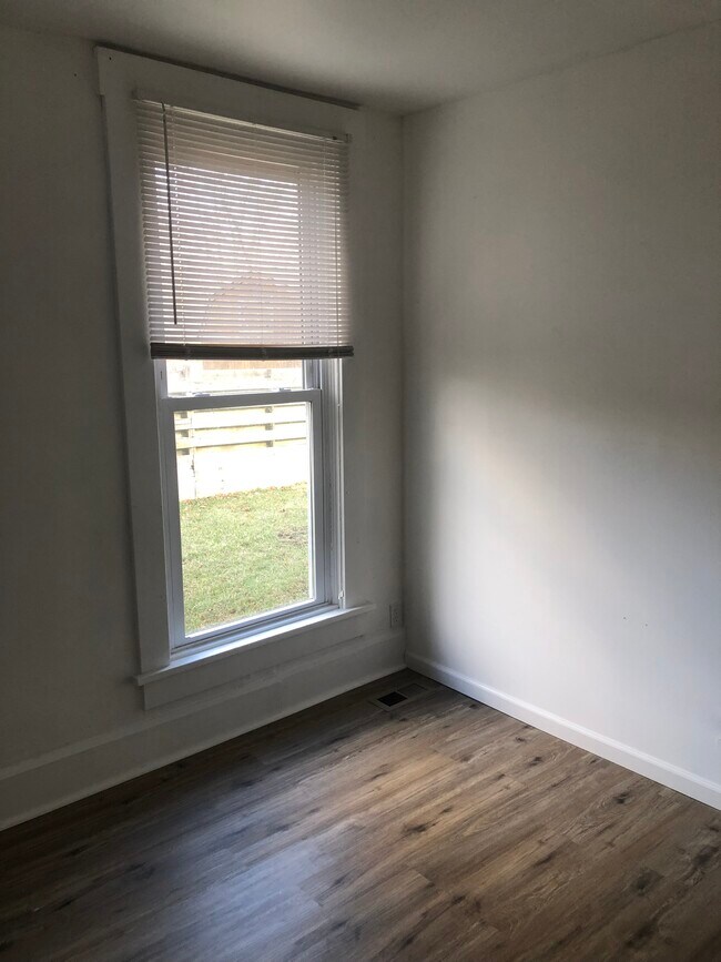 bedroom 1 - 231 S Schenck Rd