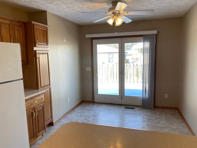 Cocina con vista al patio - 1608 Ohio St